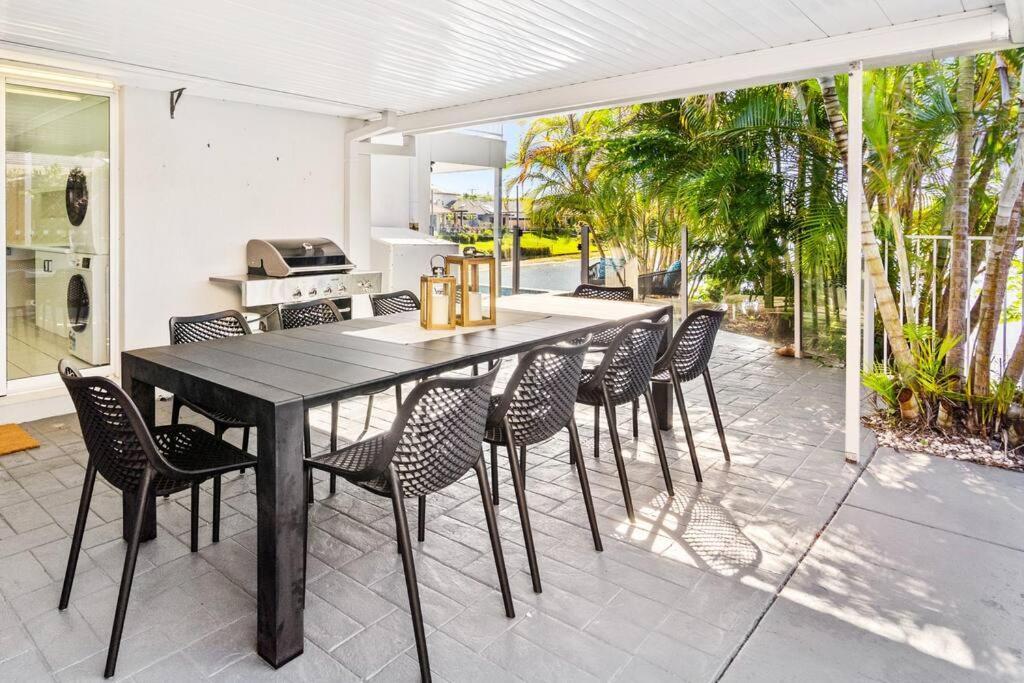 Stunning Waterfront Oasis Villa Gold Coast Bagian luar foto