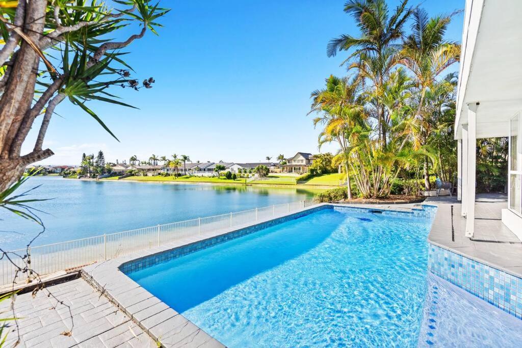 Stunning Waterfront Oasis Villa Gold Coast Bagian luar foto